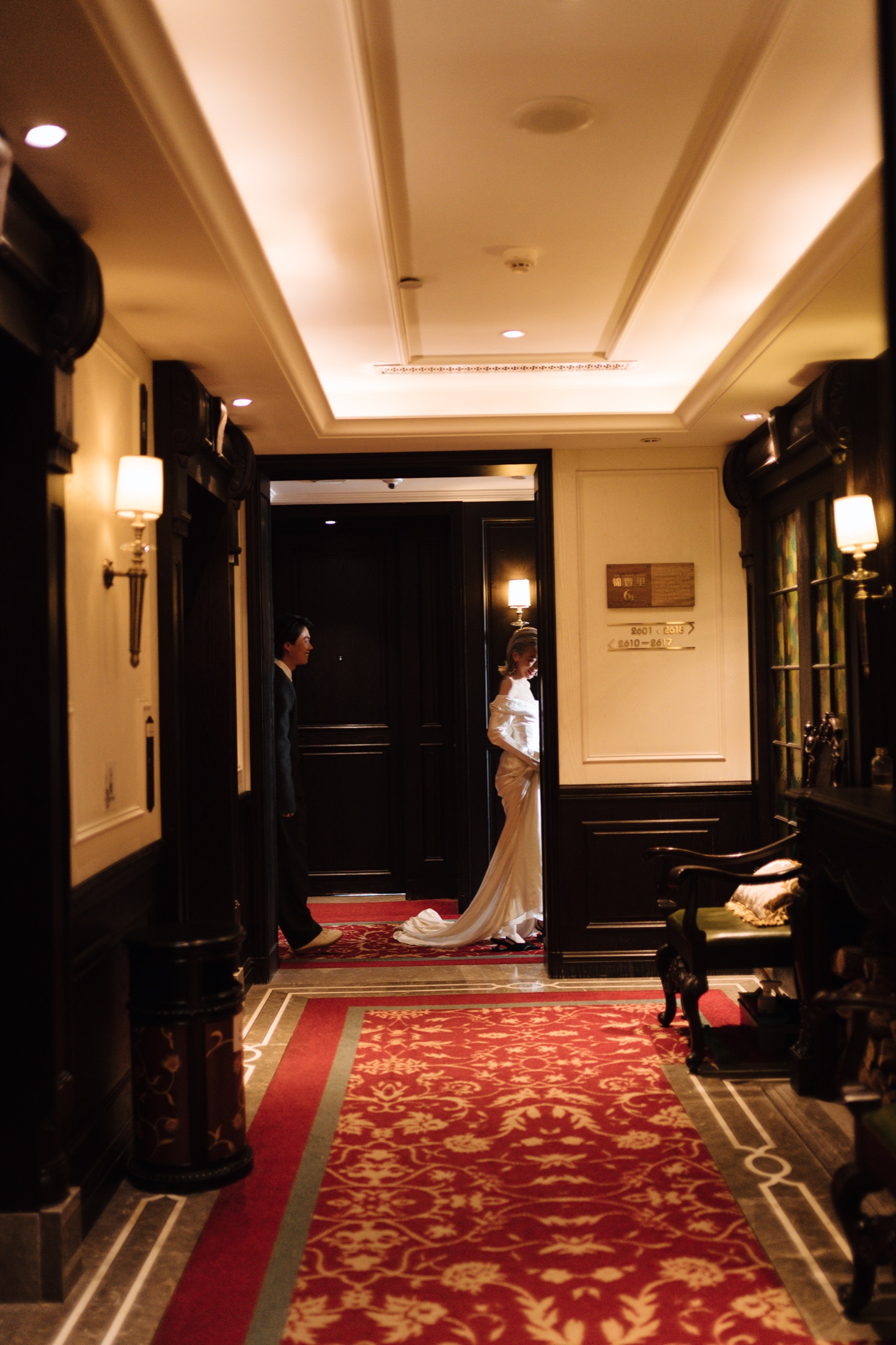 婚礼中的酒店走廊与人物